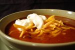 Bowl_of_chili_with_sour_cream_and_cheese